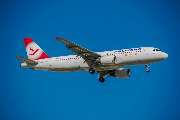 Flugzeug von Freebird Airlines Europe im Landeanflug