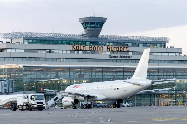 Ein Flugzeug der LEAV Aviation vor dem Terminal 1 des Köln Bonn Airport
