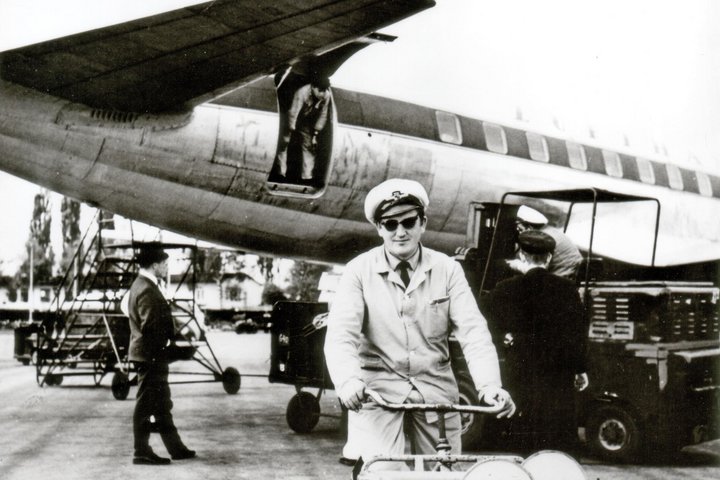 Historisches Bild eines Flugzeug-Einweisers auf einem Fahrrad.
