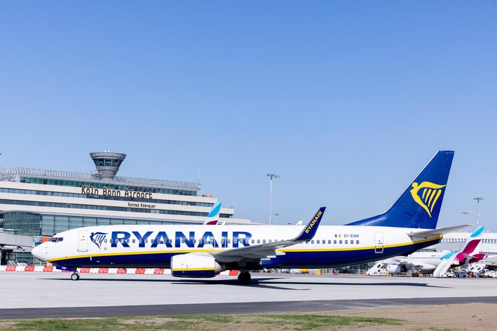 Ryanair Flugzeug auf dem Vorfeld des Köln Bonn Airport.