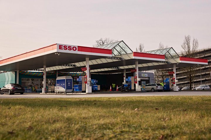 Blick auf die neu gestaltete Esso Tankstelle am Köln Bonn Airport.