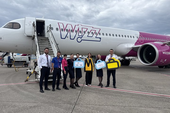 Das Airline Marketing des Köln Bonn Airport freut sich gemeinsam mit Vertreterinnen und Vertretern von Wizz Air über den Erstflug nach Podgorica.